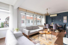 Bright Vibrant 3BR Haven near Sea and Prime Locale